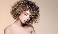 Dauerwelle ist zurück – Locken & Volumen für Männer & Frauen